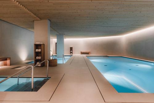 圣塞瓦斯蒂安Hotel Arima & Spa - Small Luxury Hotels的大楼内的大型游泳池