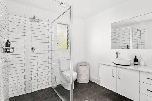 普瑞姆比Adorable 1 bedroom guesthouse with firepit的白色的浴室设有卫生间和玻璃淋浴间。