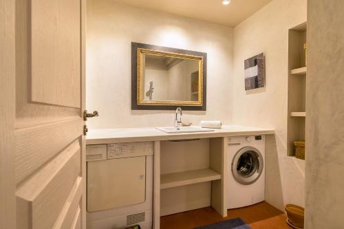 第戎Le Saint Michel的一间带水槽和洗衣机的浴室