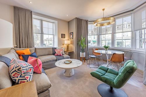圣安德鲁斯No1 Apartments St Andrews - South Street的客厅配有沙发和桌子