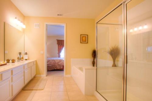 Lovely Third-Floor Vista Cay Resort Condo的一间浴室