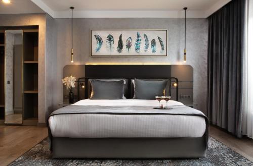 安卡拉The Wings Hotels Neva Palas的一间卧室配有一张大床和黑色床头板