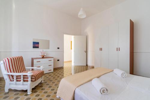 托雷苏达Villa Marcella by BarbarHouse的白色卧室配有床和椅子