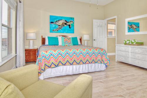 圣徒皮特海滩Madeira Bay Resort 508的一间卧室配有一张床和一张沙发
