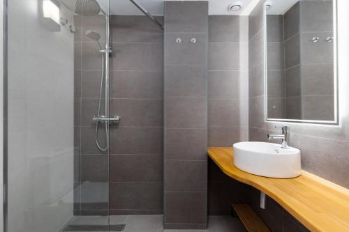 Travel Habitat Benimaclet Vista Hermosa Suites的一间浴室