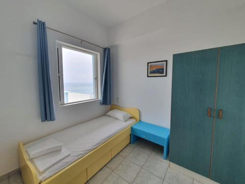 ParánimfoiCozy Beach House South Crete的小房间设有床和窗户