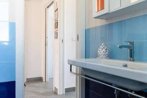 斯培基奥拉Casa Maiolica的浴室设有水槽和蓝色瓷砖
