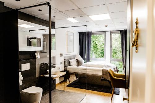 布尔沙伊德古特兰沙伊德酒店的一间卧室设有一张床和一个窗口