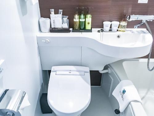 名古屋HOTEL LiVEMAX Nagoya Sakuradoriguchi的浴室配有白色卫生间和盥洗盆。