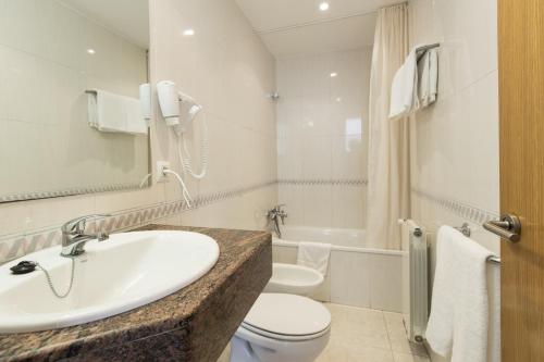 阿尔塔格罗塔萨旅馆的一间浴室