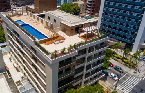 若昂佩索阿APARTAMENTO MODERNO A 150m DA PRAIA DO CABO BRANCO的享有带游泳池的大楼的顶部景致
