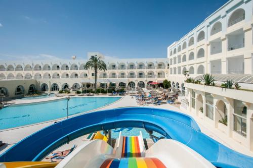 马赫迪耶El Mehdi Beach Resort ex Primasol El Mehdi的一个带游泳池的度假村游泳池