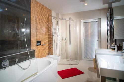 罗维尼Villa Iwy的带浴缸、卫生间和盥洗盆的浴室