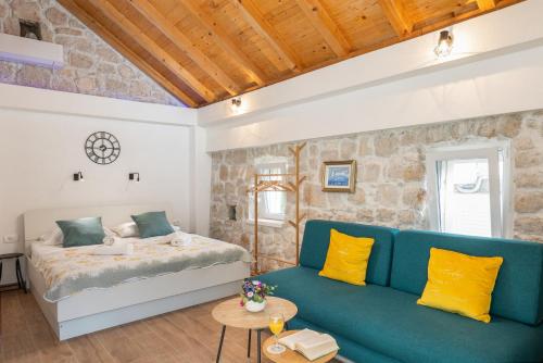 ProžuraPERLA - small comfy house with the terrace的客厅配有沙发和1张床
