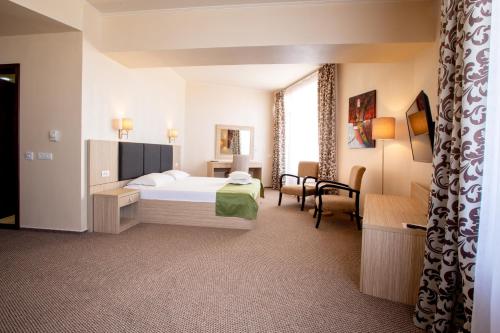 马马亚布埃诺酒店的配有一张床和一张书桌的酒店客房