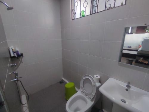 古晋Triple Z Homestay Kuching - LANDED 14 PAX的一间带卫生间、水槽和窗户的浴室