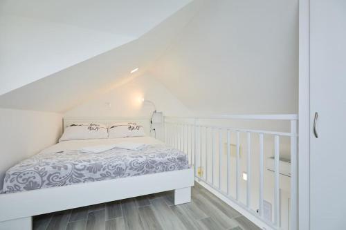 巴比诺波尔杰Dora&Paulo sweet countryside cottage的一间白色的卧室,配有床和楼梯
