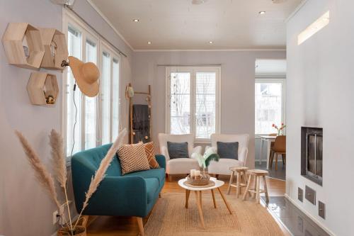 科科拉The Grey House的客厅配有蓝色的沙发和椅子