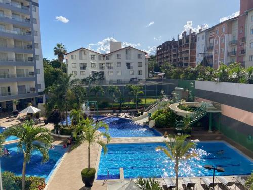 热河市里约热内卢公寓式酒店的城市游泳池的顶部景观