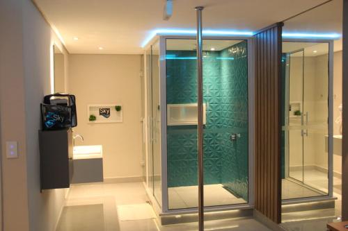 ItaquaquecetubaSky Motel Itaqua的带淋浴的浴室,设有绿色的墙壁