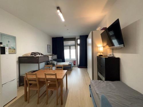 柏林fairAPART Studio-Apartment nähe klein Venedig的小房间设有桌子和卧室
