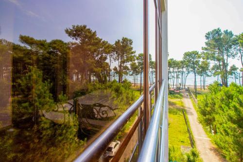 乌雷基Hotel Inter的从带长凳的公园窗户欣赏美景