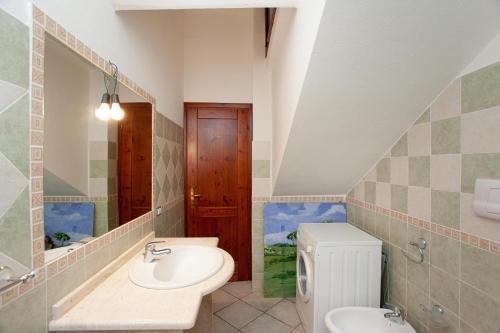 波萨达Suite Maya的一间带水槽、卫生间和镜子的浴室