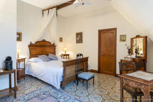 Le vieux château de Hommes客房内的一张或多张床位