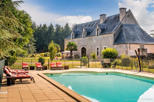 HommesLe vieux château de Hommes的房屋前带游泳池的庄园