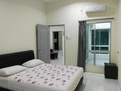 怡保Fong's Ipoh SImpang Pulai Homestay的一间卧室设有一张床和一个窗口