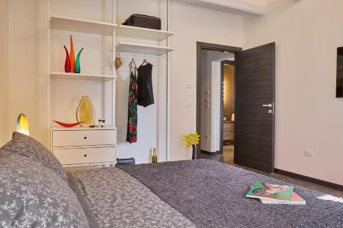 穆拉诺Simone Cenedese Murano Apartments - Cristallo的一间卧室配有一张床和一个衣柜