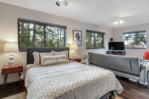 库珀维尔Osprey Nest的一间卧室设有一张床、一台电视和窗户。