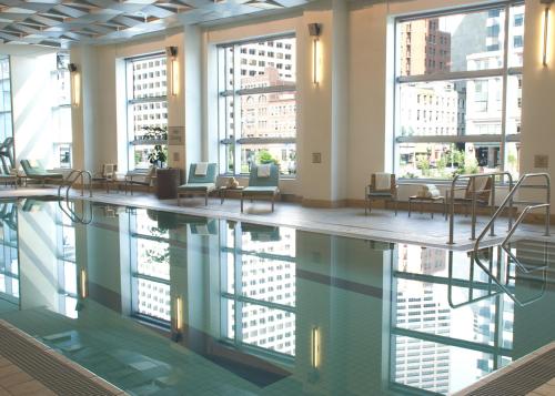 波士顿波士顿洲际酒店的一座带窗户的建筑的大堂内的游泳池