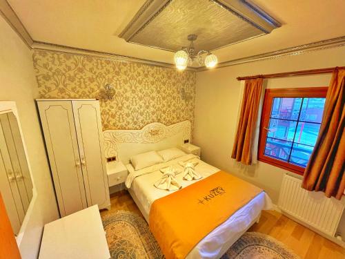 乌宗Kuzey Suite Otel的一间小卧室,配有床和窗户
