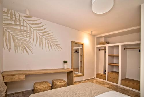 米尔泰Horizon Hotel Kalymnos的一间卧室配有一张床和镜子