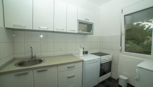 威尔帕扎Flamingo的白色的厨房设有水槽和窗户