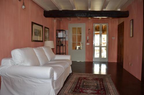 克雷马托拉佐Il住宿加早餐旅馆的客厅配有白色沙发和地毯。