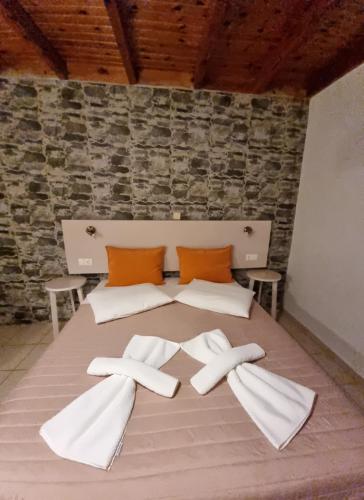 鲁特罗Loutro Holidays的床上有两条白色毛巾