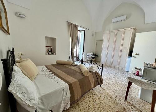 加拉蒂纳camera matrimoniale centro storico Galatina的一间带床的卧室,位于带窗户的房间内