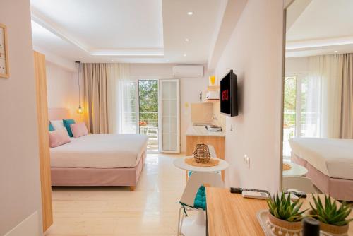 卡沃斯KORINA APART HOTEL KAVOS的酒店客房设有两张床和一张桌子。