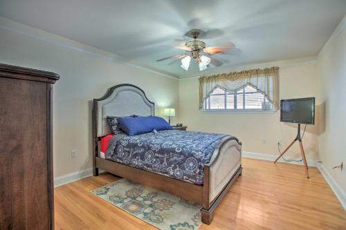 新奥尔良New Orleans Getaway - 5 Mi to French Quarter!的一间卧室配有一张床和吊扇
