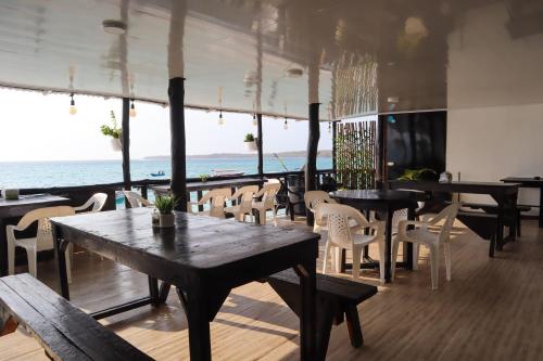 布兰卡滩Gafitas的一间带桌椅的海景餐厅