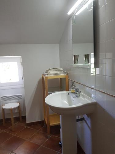Sorbo-OcagnanoDomaine de Valle的一间带水槽、镜子和凳子的浴室