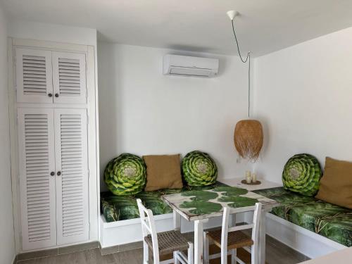 卡拉索纳Can Chumbera Formentera的一间带桌子和沙发的用餐室