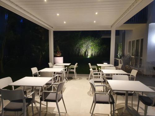 利尼亚诺萨比亚多罗Hotel Eurovil Garni的庭院里一组桌椅