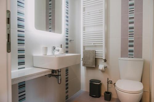 纳夫普利翁Nafplio Pleasure Stay II的浴室配有白色水槽和卫生间。