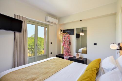 干尼亚Dandelion apartments的一间卧室设有一张大床和一个窗户。