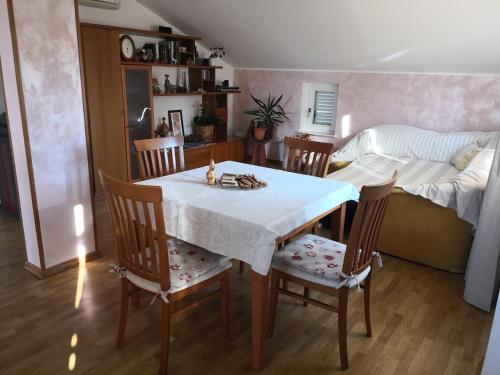 伊佐拉Appartment Štajon的一间带桌椅和一张床的用餐室