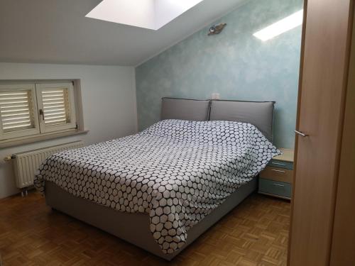 伊佐拉Appartment Štajon的一间卧室设有一张床和一个窗口