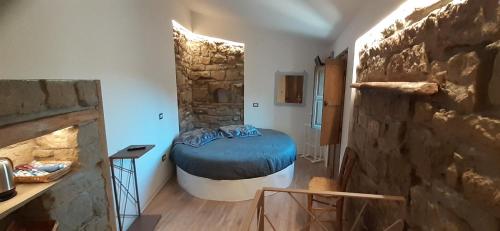 卡斯泰尔梅扎诺Il Gelsomino的一间设有床铺和石墙的房间
